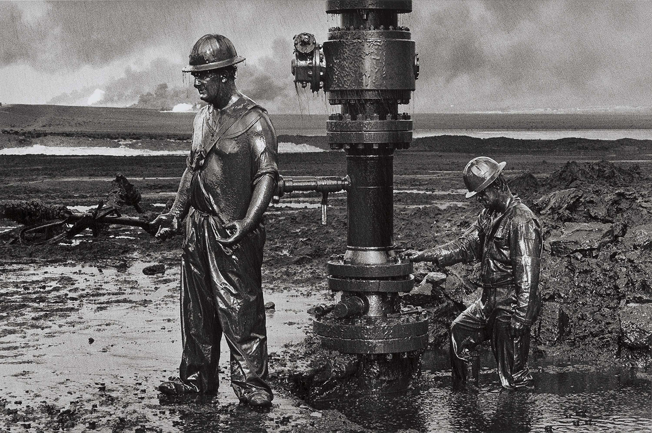 Bomberos sellando un pozo de petróleo
