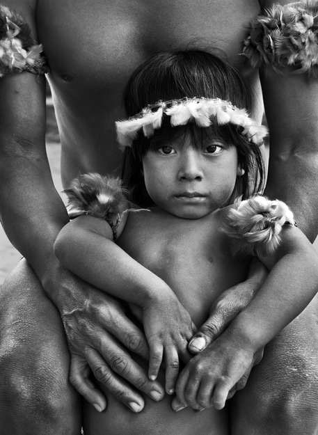 Salgado-Niño Awa en brazos de su padre, Brasil-